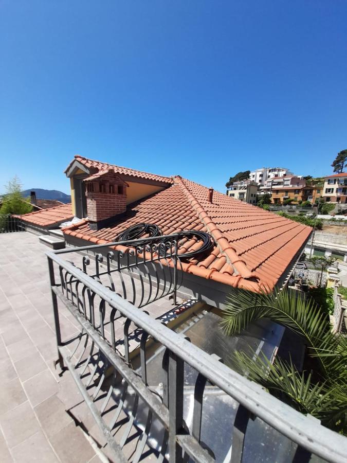 Atena La Spezia Bagian luar foto