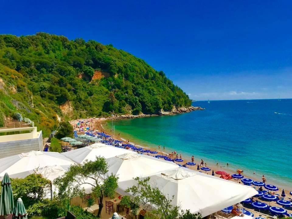Atena La Spezia Bagian luar foto